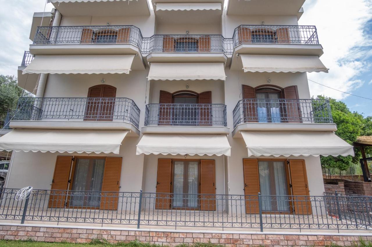 Coral Apartments Parga Esterno foto